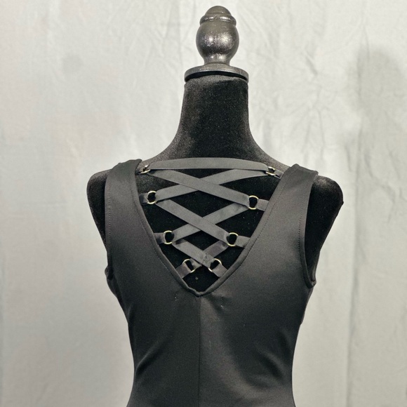 🔥 Sleek Black Sleeveless Dress with Front Zipper – Curve-Hugging & Stylish! - Picture 3 of 4